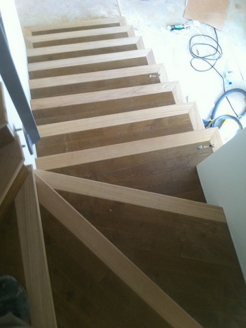 Pose de parquet collé et réalisation d'un escalier en parquet