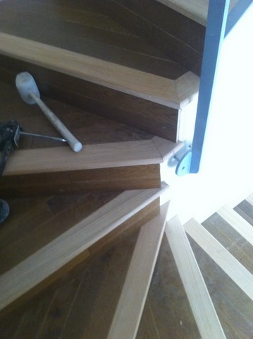 Pose de parquet collé et réalisation d'un escalier en parquet