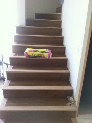 Pose de parquet collé et réalisation d'un escalier en parquet