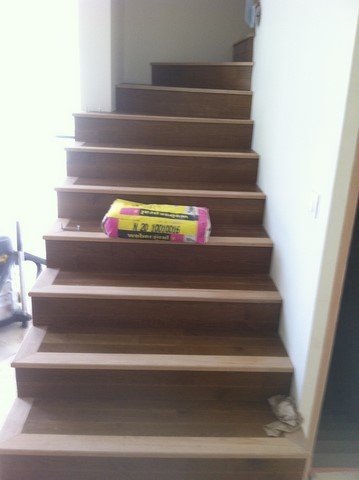 Pose de parquet collé et réalisation d'un escalier en parquetPose de parquet collé et réalisation d'un escalier en parquet