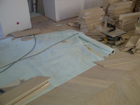 Pose de parquet collé en point de hongrie