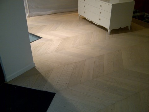 Pose de parquet collé en point de hongrie
