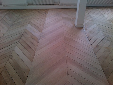 Toutes les étapes d'une rénovation de parquet ancien / cloué