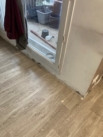 Remplacement de la moquette / du lino par du parquet stratifié aspect chêne gris.