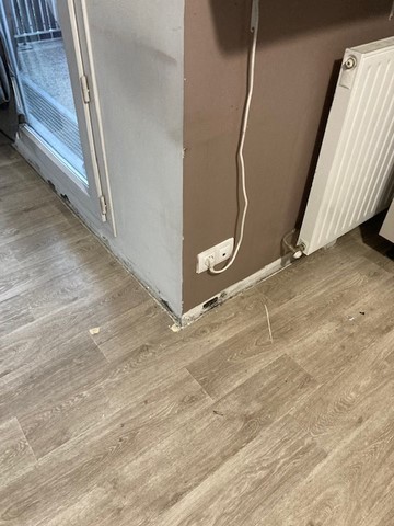 Remplacement de la moquette / du lino par du parquet stratifié aspect chêne gris.