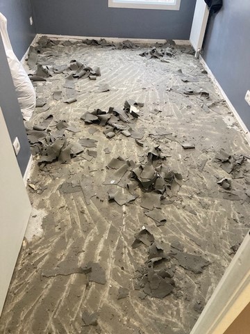 Remplacement de la moquette / du lino par du parquet stratifié aspect chêne gris.
