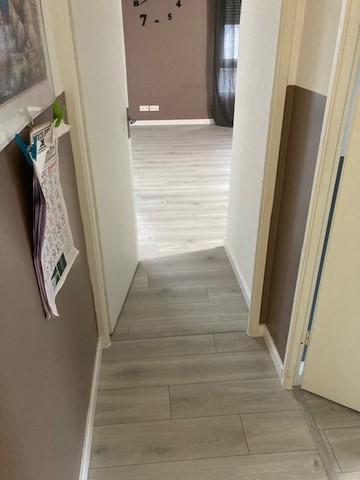 Remplacement de la moquette / du lino par du parquet stratifié aspect chêne gris.