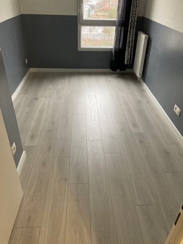 Remplacement de la moquette / du lino par du parquet stratifié aspect chêne gris.