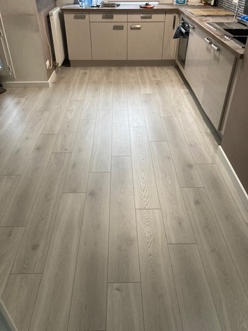 Remplacement de la moquette / du lino par du parquet stratifié aspect chêne gris.