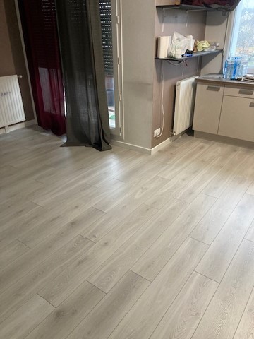 Remplacement de la moquette / du lino par du parquet stratifié aspect chêne gris.