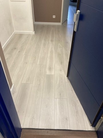 Remplacement de la moquette / du lino par du parquet stratifié aspect chêne gris.